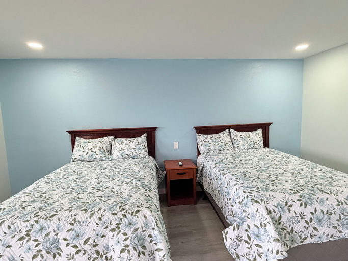 Room 3, Deluxe Inn, Wilson