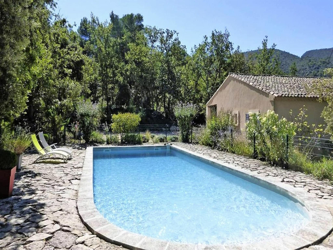 Sport & Beauty 2, Menerbes Home with Private Pool, Vaucluse