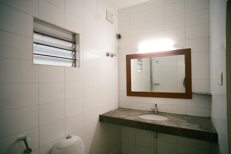 Bathroom 4, Hotel Raaj Bhaavan, Chennai