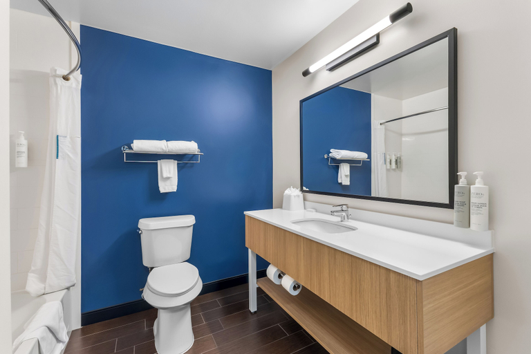 Bathroom 4, Spark by Hilton Salt Lake City Central, Salt Lake