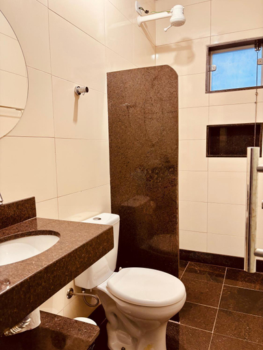 Bathroom, Pousada Flat Royal Suite Conforto com ar-condicionado, Itapecerica
