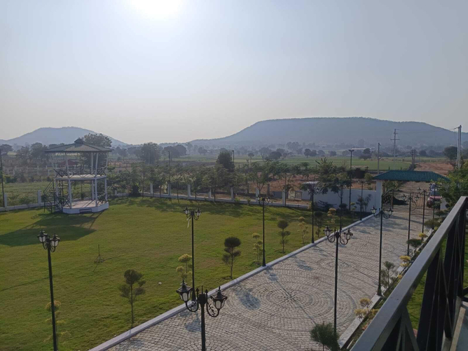 Property grounds 5, Solana Hills Retreat by Signum, Indore
