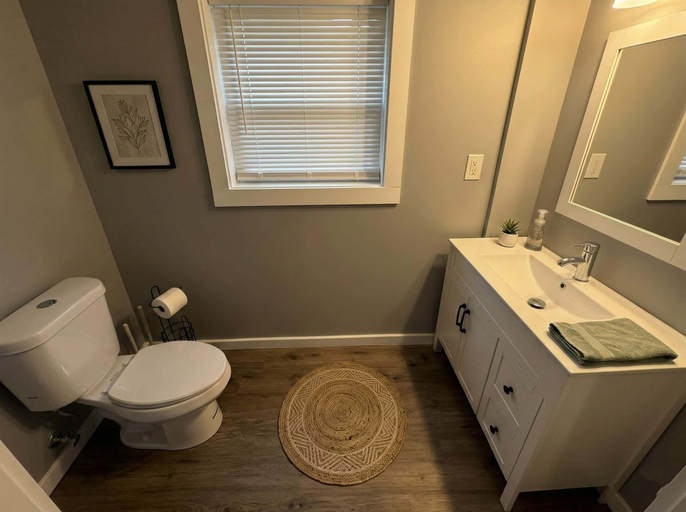 Room 4, Sleek Modern Villa - Centrally Located, New Castle