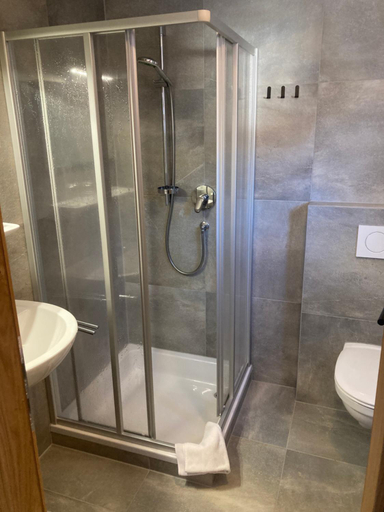 Bathroom 2, Pension Haus Georg, Kitzbühel