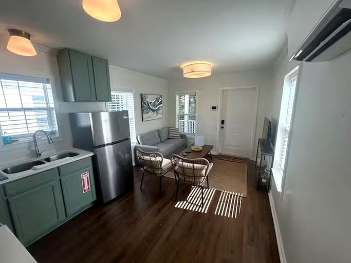 Living area, The Pass Picture Book, Harrison