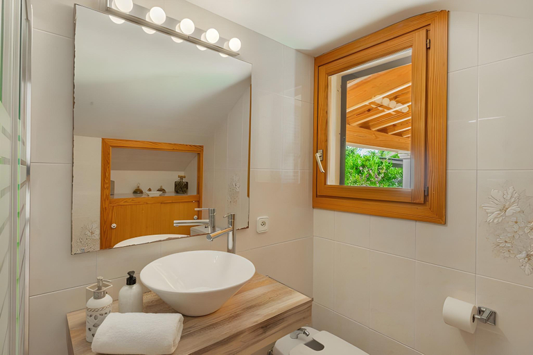 Bathroom, Caricuao, Baleares