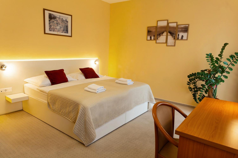 Bedroom 3, Hotel Penta Lux, Tata
