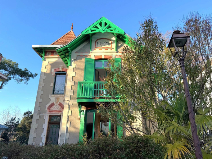 Exterior & Views