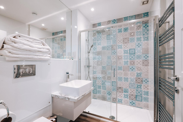 Bathroom 3, Cliff Cottage - Luxurious Seaview Retreat, Norfolk