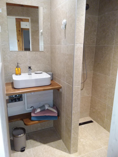 Bathroom 3, Goitik Ikusita, Pyrénées-Atlantiques