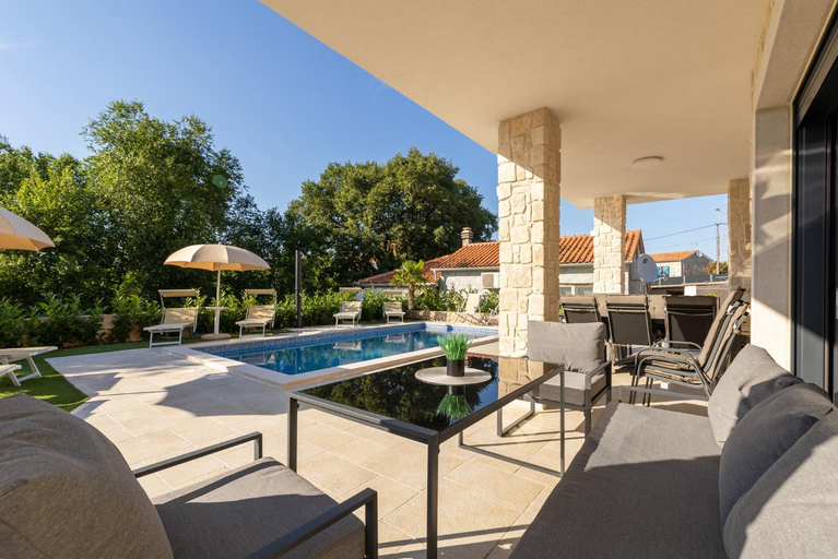 Sport & Beauty 2, Luxury Villa Laura with Jacuzzi in Malinska, Malinska-Dubašnica