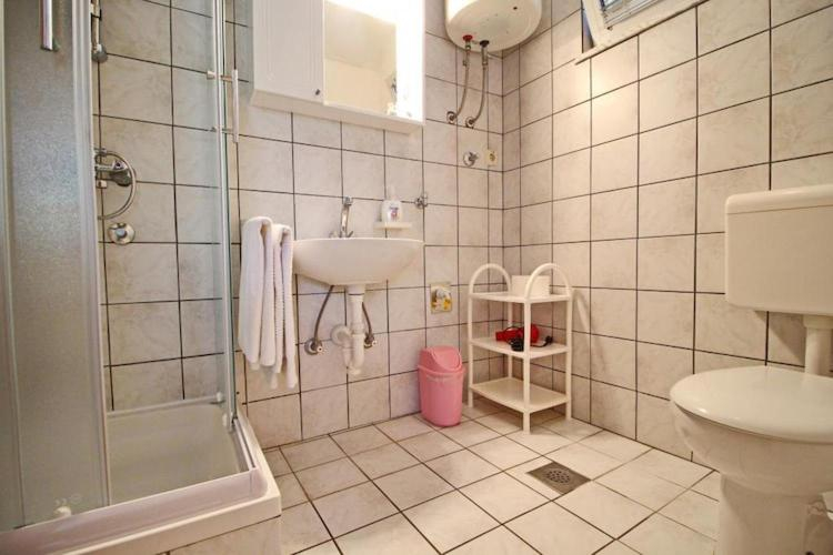 Bathroom 2, Apartments Neven, Janjina