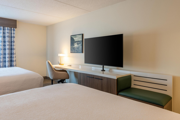 Bedroom 3, Hilton Garden Inn Auburn Riverwatch, Androscoggin