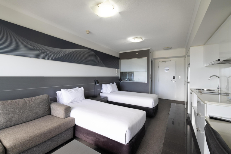 Bedroom 3, Oaks Townsville Hotel, South Townsville