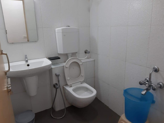 Bathroom 2, Ajantha Guest House, Puducherry
