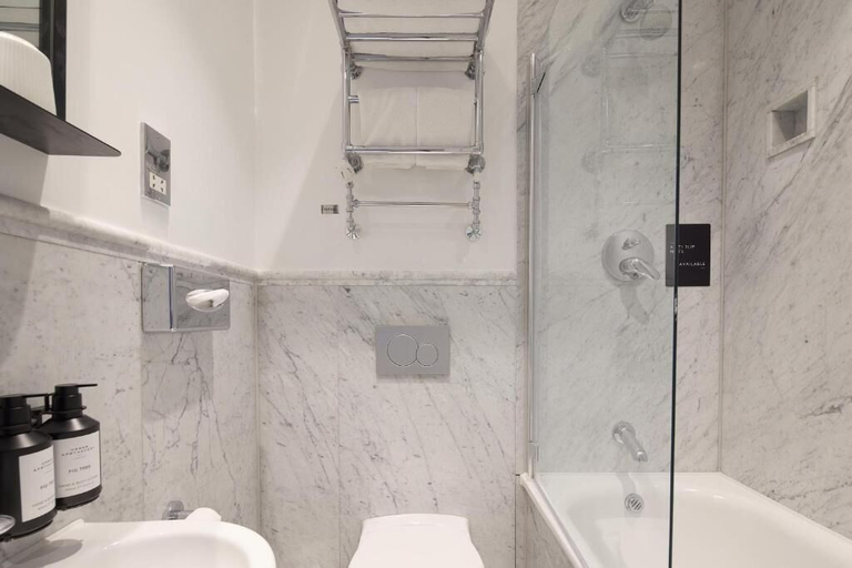 Bathroom 4, Radisson Blu Hotel, London Euston Square, London
