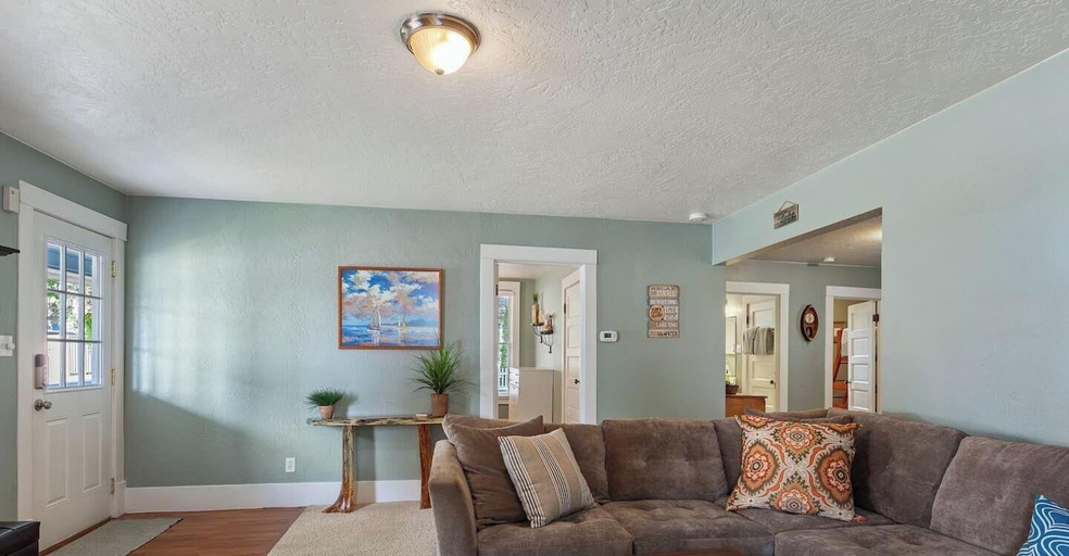 Interior 5, Lakeside Bungalow, Kootenai