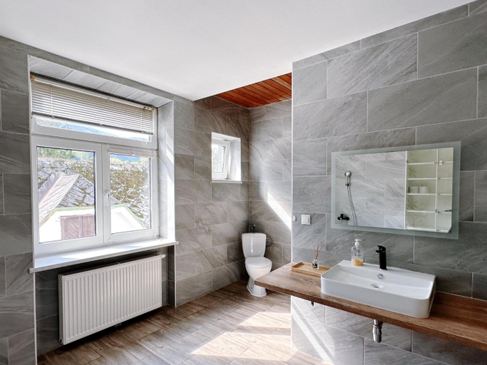 Bathroom 2, Up Resistances G, Baden