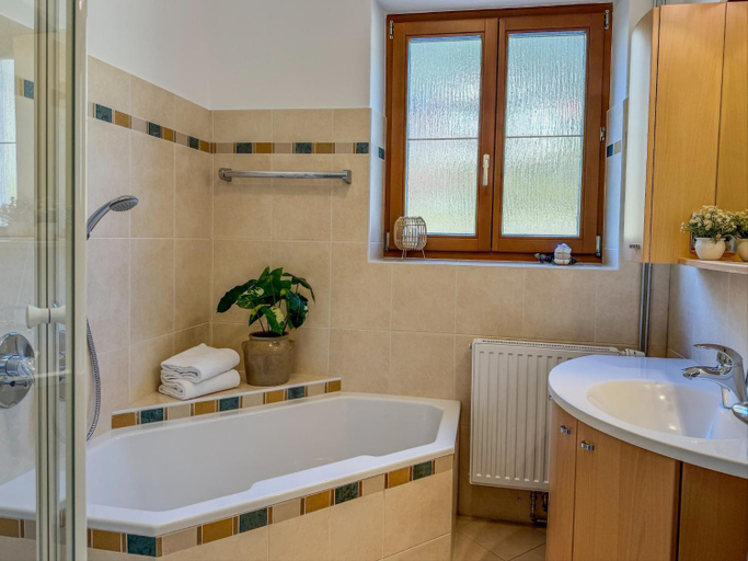 Bathroom 3, Apartment in ski area in Kotschach-Mauthen, Hermagor