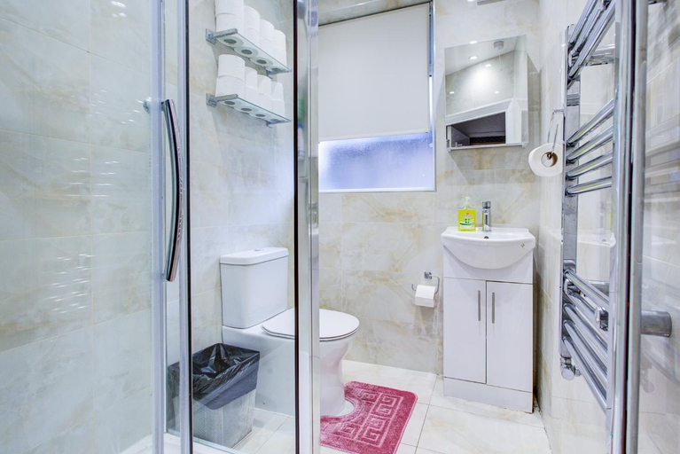 Bathroom 2, Twin Towers, London