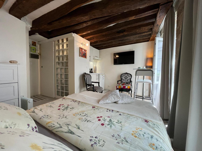 Bedroom 2, Cosy studio Montorgueil paris centre, Paris