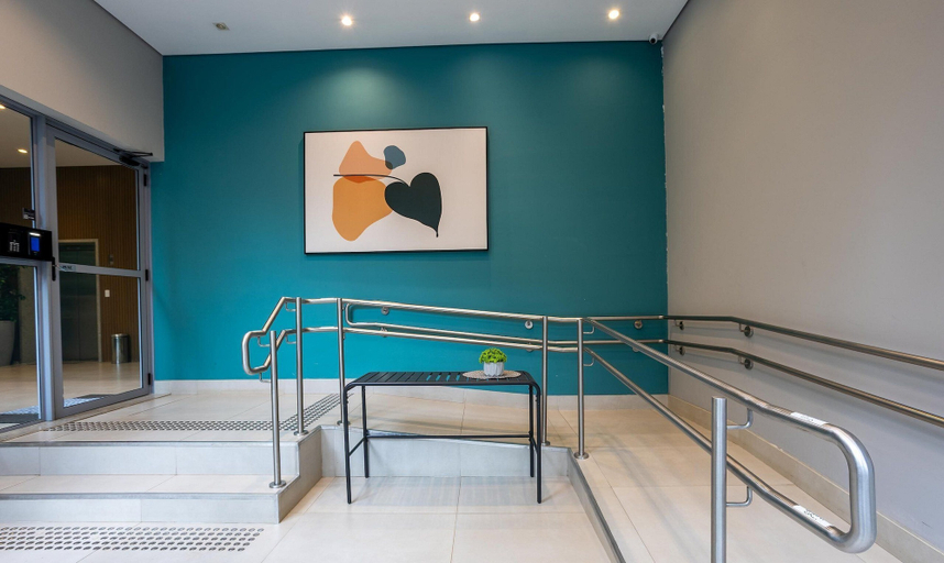 Handrails in hallways, Stay Steps fr/ the Metro and Ibirapuera Mall in Indianopolis - Noes, São Paulo