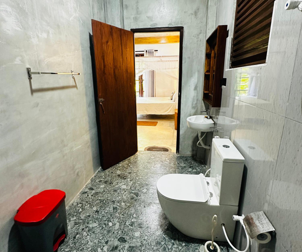 Bathroom 3, Sigiri Rainbow Lodge, Dambulla