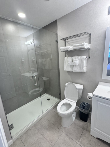 Bathroom 3, John's Pass Hotel, Pinellas