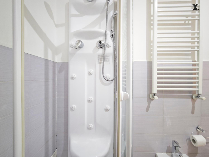 Bathroom 2, La casa di Chloe, Bari
