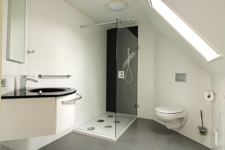 Bathroom 5, Hoeve Hofwijk, Noord-Beveland