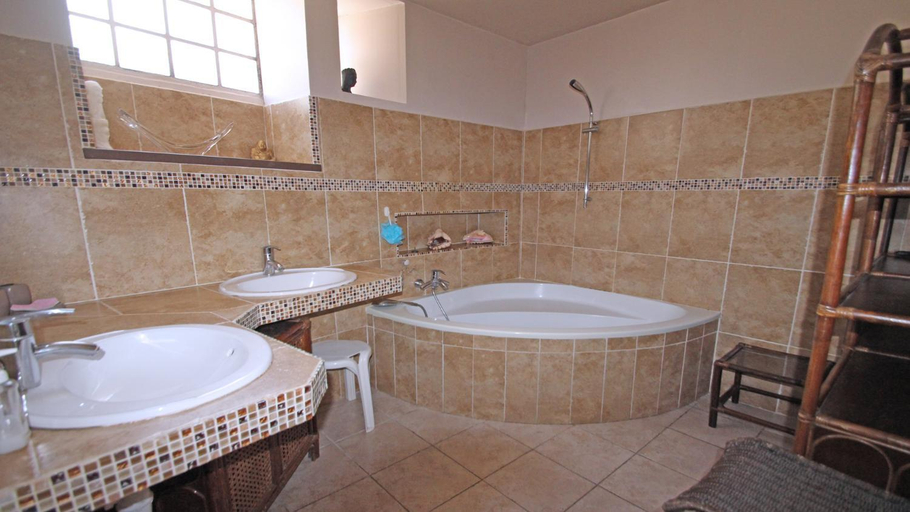 Bathroom 3, Mas Garonnette, Var