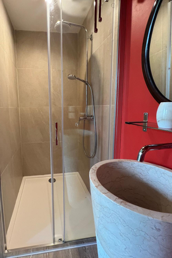 Bathroom, La Maison Saint Joseph, Oise