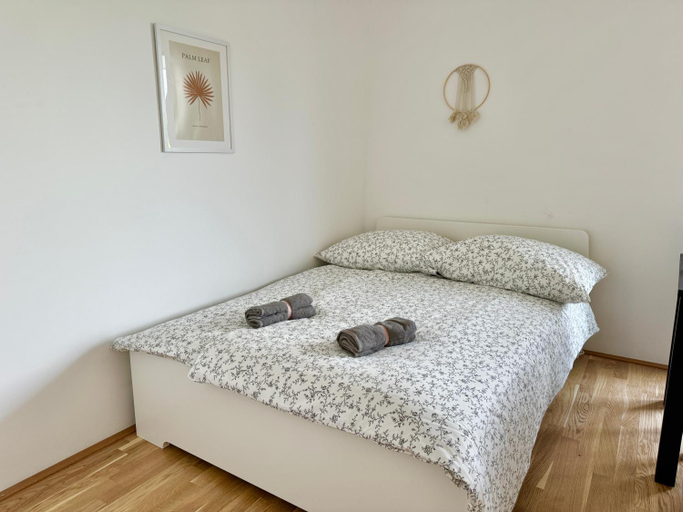 Bedroom 2, Brand New Apartment with Balcony & Free Parking, Wien