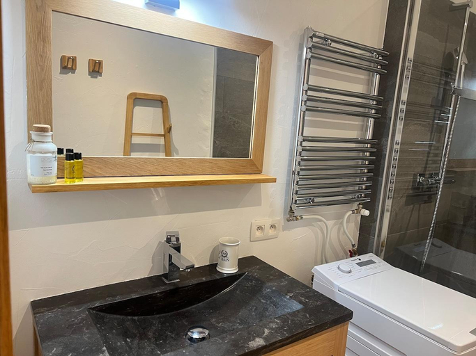 Bathroom 3, Champaign Powder, Haute-Savoie