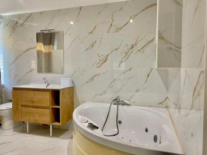 Bathroom 2, Chambres d'hotes - La correziene, Corrèze