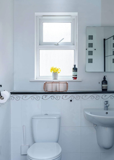 Room 5, Modern Margate Apt 2BR En-suite Parking by Adliv, Kent