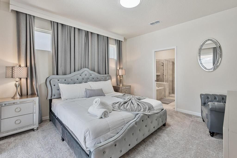 Room 3, Luxury 5BR w/ Private Pool Windsor, Lake