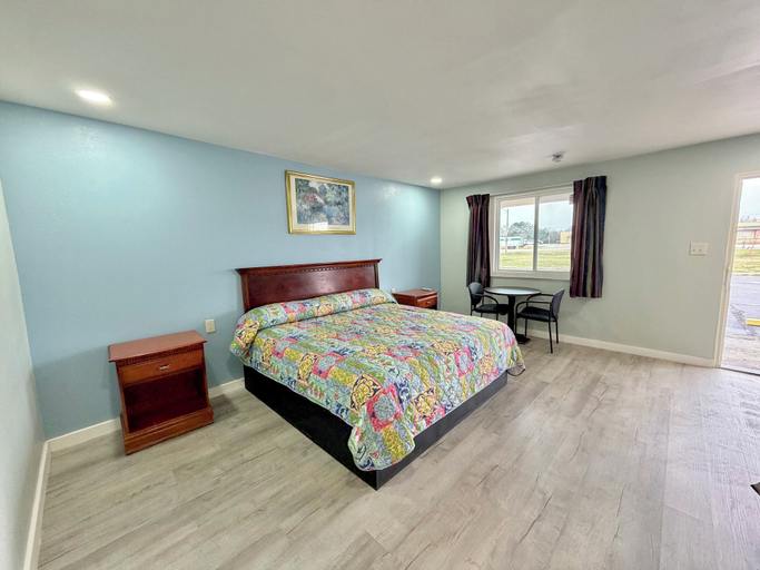 Room 5, Deluxe Inn, Wilson