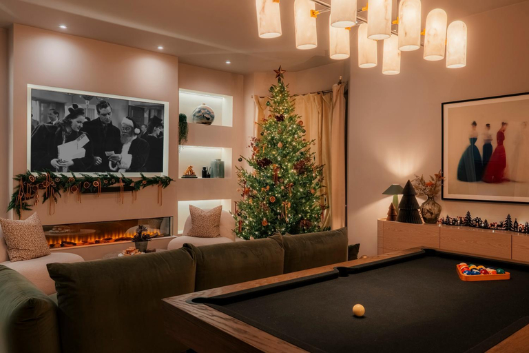 Others 3, Beautiful Fulham Townhouse with a Bar & Games Room, London