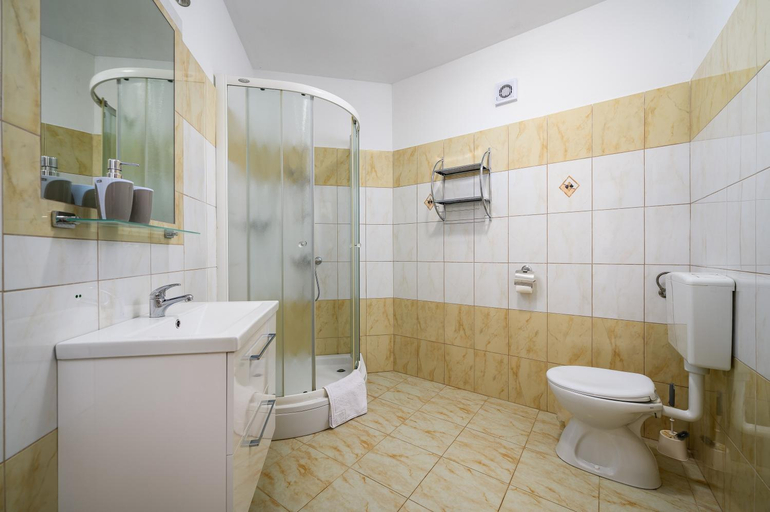 Bathroom 5, Studio in Drenje Near Beaches & Heated Pool, Raša