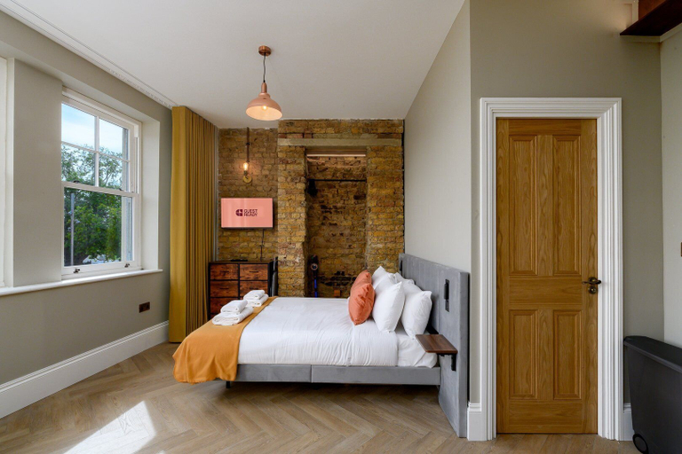 Room 4, Guestready - Brixton Lofts, London