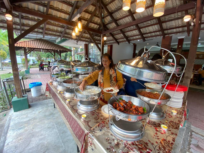Food & Drinks 5, Teluk Batik Holiday Apartment, Manjung