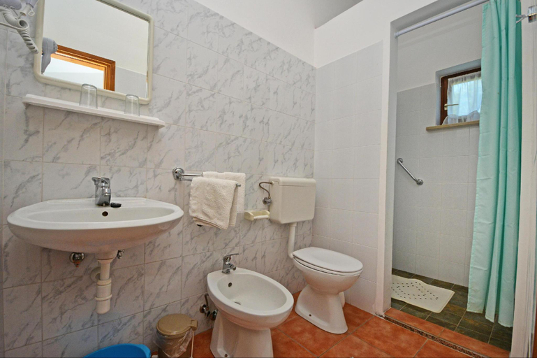 Bathroom 4, Apartment with pool near Kanegra Beach, Umag