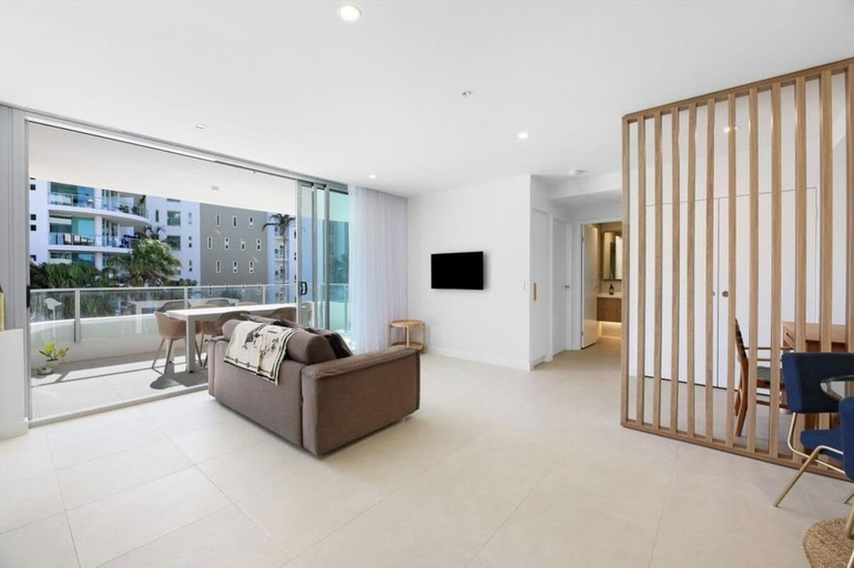 Living area 2, Luxury 2BR Palm Beach Apartment, Gold Coast