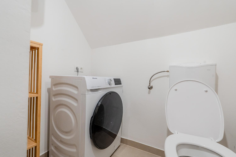 Bathroom 2, Whats-App Self-Check-IN - vibrant City Life in Graz, Graz