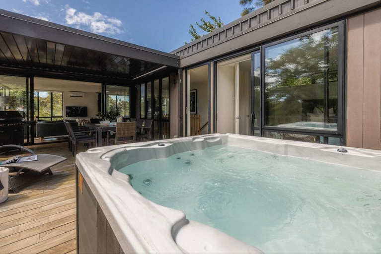 Sport & Beauty, The Palm Beach Treehouse, Auckland