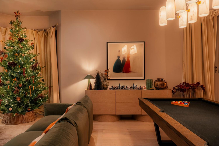 Others 2, Beautiful Fulham Townhouse with a Bar & Games Room, London