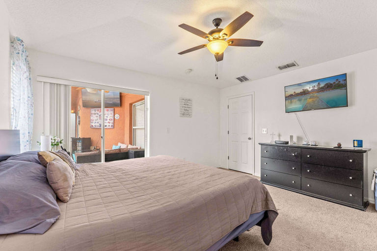 Room 4, Paradise Near the Parks at Solana, Polk