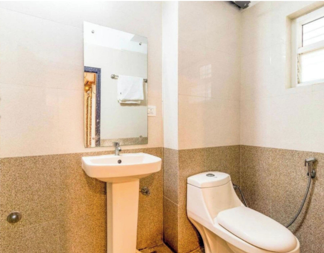Bathroom 4, Hotel Aura Residency, Bangalore