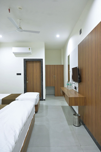 Room 4, SHREE MAHALAXMI INN, Dahod